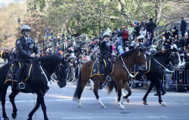 Macys Şükran Günü Geçidi 2022. 24 Kasım 2022, New York, ABD: Macy 'nin 77. cadde ve Central Park' tan başlayan Şükran Günü Geçidi 2022 ve Columbus çemberi boyunca, Central Park 'ın güneyinden 6. caddeye 