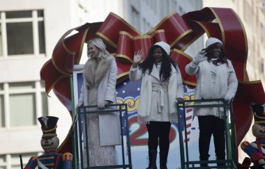 Jimmy Fallon, Gloria & Emily Estafan, Kirk Franklin Macys Şükran Günü Geçidi 2022. 24 Kasım 2022, New York, ABD: Jimmy Fallon, Gloria & Emily Estafan, Kirk Franklin Macys Şükran Günü Geçidi 2022 