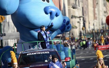 Jimmy Fallon, Gloria & Emily Estafan, Kirk Franklin Macys Şükran Günü Geçidi 2022. 24 Kasım 2022, New York, ABD: Jimmy Fallon, Gloria & Emily Estafan, Kirk Franklin Macys Şükran Günü Geçidi 2022 
