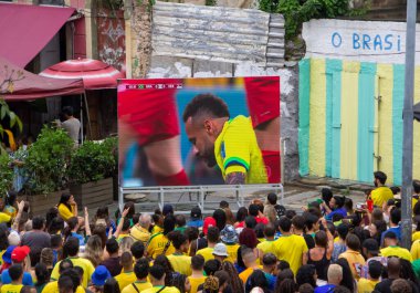 FIFA Dünya Kupası Katarı 2022: Taraftarlar Brezilya ve Sırbistan 'a eşlik etmek üzere Prainha Meydanı' nı doldurdular. 24 Kasım 2022, Rio de Janeiro, Brezilya: Taraftarlar, Brezilya takımının Sırbistan 'a karşı oynadığı maçı izlemek için Gamboa, Rio de Janeiro şehir merkezindeki Prainha Meydanı' nda toplandılar