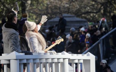 Jimmy Fallon, Gloria & Emily Estafan, Kirk Franklin Macys Şükran Günü Geçidi 2022. 24 Kasım 2022, New York, ABD: Jimmy Fallon, Gloria & Emily Estafan, Kirk Franklin Macys Şükran Günü Geçidi 2022 