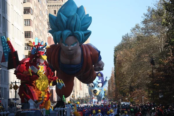 2022年の感謝祭の日 2022年11月24日ニューヨーク州 メイシーズ サンクスギビング パレード2022が西77丁目とセントラル パークで始まり コロンバス サークル セントラル パーク — ストック写真