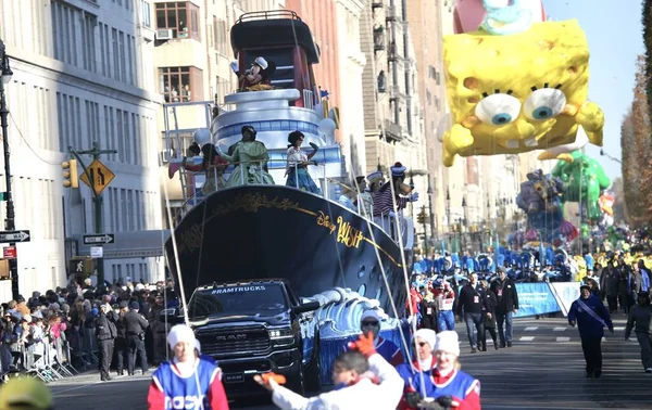 Jimmy Fallon, Gloria & Emily Estafan, Kirk Franklin Macys Şükran Günü Geçidi 2022. 24 Kasım 2022, New York, ABD: Jimmy Fallon, Gloria & Emily Estafan, Kirk Franklin Macys Şükran Günü Geçidi 2022 