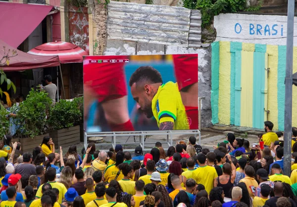 FIFA Dünya Kupası Katarı 2022: Taraftarlar Brezilya ve Sırbistan 'a eşlik etmek üzere Prainha Meydanı' nı doldurdular. 24 Kasım 2022, Rio de Janeiro, Brezilya: Taraftarlar, Brezilya takımının Sırbistan 'a karşı oynadığı maçı izlemek için Gamboa, Rio de Janeiro şehir merkezindeki Prainha Meydanı' nda toplandılar
