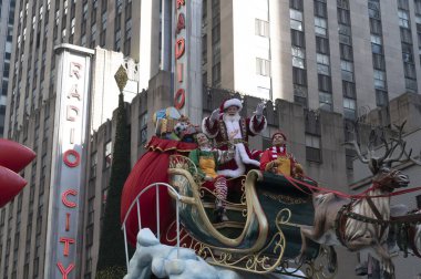 96. Macy Şükran Günü Geçidi 2022. 24 Kasım 2022, New York, ABD: Macy 'nin 77. cadde ve Central Park' tan başlayan Şükran Günü Geçidi 2022 ve Columbus çemberi boyunca, Central Park 'ın güneyinden 6. caddeye 