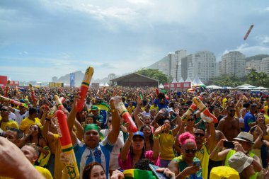 FIFA Dünya Kupası Katarı 2022: Copacabana plajında FIFA Fan Fest taraftarları tarafından kuruldu. 28 Kasım 2022, Rio de Janeiro, Brezilya: Taraftarlar, Rio de Janeiro 'da Copacabana' da yağmur yağmasına rağmen FIFA Fan Festivali 'ni doldurdular