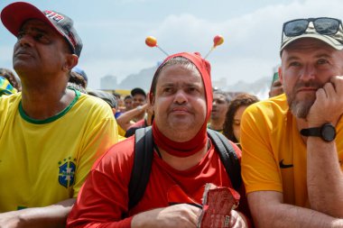 FIFA Dünya Kupası Katarı 2022: Copacabana plajında FIFA Fan Fest taraftarları tarafından kuruldu. 28 Kasım 2022, Rio de Janeiro, Brezilya: Taraftarlar, Rio de Janeiro 'da Copacabana' da yağmur yağmasına rağmen FIFA Fan Festivali 'ni doldurdular