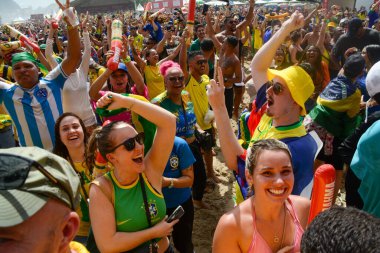 FIFA Dünya Kupası Katarı 2022: Copacabana plajında FIFA Fan Fest taraftarları tarafından kuruldu. 28 Kasım 2022, Rio de Janeiro, Brezilya: Taraftarlar, Rio de Janeiro 'da Copacabana' da yağmur yağmasına rağmen FIFA Fan Festivali 'ni doldurdular