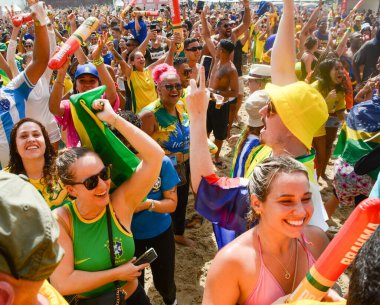 FIFA Dünya Kupası Katarı 2022: Copacabana plajında FIFA Fan Fest taraftarları tarafından kuruldu. 28 Kasım 2022, Rio de Janeiro, Brezilya: Taraftarlar, Rio de Janeiro 'da Copacabana' da yağmur yağmasına rağmen FIFA Fan Festivali 'ni doldurdular