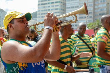 FIFA Dünya Kupası Katarı 2022: Copacabana plajında FIFA Fan Fest taraftarları tarafından kuruldu. 28 Kasım 2022, Rio de Janeiro, Brezilya: Taraftarlar, Rio de Janeiro 'da Copacabana' da yağmur yağmasına rağmen FIFA Fan Festivali 'ni doldurdular