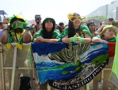 FIFA Dünya Kupası Katarı 2022: Copacabana plajında FIFA Fan Fest taraftarları tarafından kuruldu. 28 Kasım 2022, Rio de Janeiro, Brezilya: Taraftarlar, Rio de Janeiro 'da Copacabana' da yağmur yağmasına rağmen FIFA Fan Festivali 'ni doldurdular