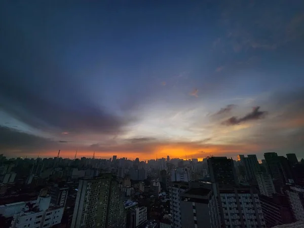 サンパウロで見られるオレンジ色の色調の空 2022年11月28日ブラジル サンパウロ 雨が月曜日の早朝に街に降った後 サンパウロで見られるオレンジ色の色調の空 — ストック写真