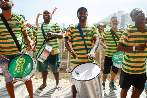 FIFA Dünya Kupası Katarı 2022: Copacabana plajında FIFA Fan Fest taraftarları tarafından kuruldu. 28 Kasım 2022, Rio de Janeiro, Brezilya: Taraftarlar, Rio de Janeiro 'da Copacabana' da yağmur yağmasına rağmen FIFA Fan Festivali 'ni doldurdular