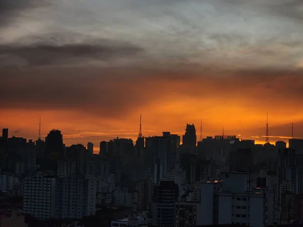 天气情况 圣保罗的天空呈橙色 2022年11月28日 巴西圣保罗 周一下午早些时候 圣保罗市下着雨 天空中一片橙色 — 图库照片