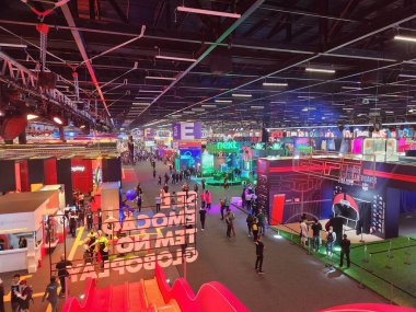 Sao Paulo 'daki Comic Con Experience (CCXP) fuarında kalabalık hareketi. 30 Kasım 2022, Sao Paulo, Brezilya: Dünyanın en büyük inek etkinliklerinden biri olan CCXP 2022 'de kalabalık hareketi (Comic Con Experience)