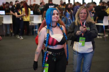 Sao Paulo 'daki Comic Con Experience (CCXP) fuarında kalabalık hareketi. 30 Kasım 2022, Sao Paulo, Brezilya: Dünyanın en büyük inek etkinliklerinden biri olan CCXP 2022 'de kalabalık hareketi (Comic Con Experience)