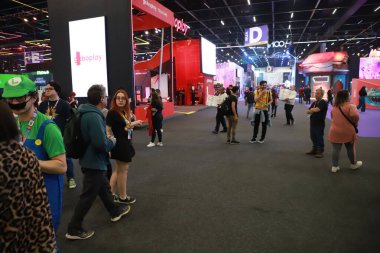 Sao Paulo 'daki Comic Con Experience (CCXP) fuarında kalabalık hareketi. 30 Kasım 2022, Sao Paulo, Brezilya: Dünyanın en büyük inek etkinliklerinden biri olan CCXP 2022 'de kalabalık hareketi (Comic Con Experience)