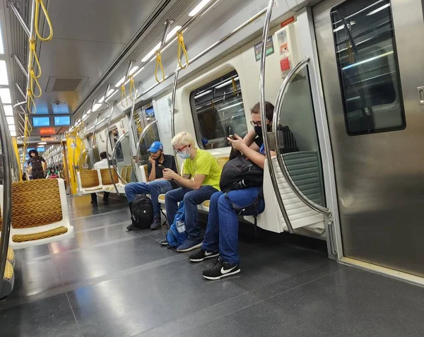 Int 圣保罗地铁的乘客都戴着护目镜 2022年11月30日 巴西圣保罗 30日 在圣保罗地铁黄线车站 人们戴着面具 — 图库照片