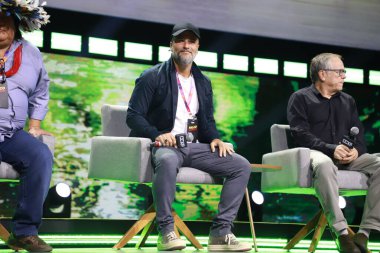 Sao Paulo 'da Comic Con Experience (CCXP) fuarı. 1 Aralık 2022, Sao Paulo, Brezilya: Brezilyalı aktör Bruno Gagliasso, Brezilyalı film yapımcısı Fernando Meirelles ve Hint Almir Surui CCXP 2022 'deki' Surpresa Amazonia 'paneli üzerine yapılan bir tartışmada 