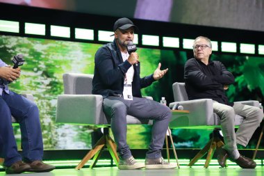 Sao Paulo 'da Comic Con Experience (CCXP) fuarı. 1 Aralık 2022, Sao Paulo, Brezilya: Brezilyalı aktör Bruno Gagliasso, Brezilyalı film yapımcısı Fernando Meirelles ve Hint Almir Surui CCXP 2022 'deki' Surpresa Amazonia 'paneli üzerine yapılan bir tartışmada 