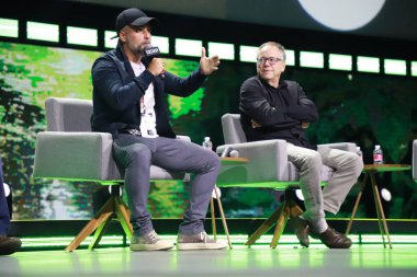 Sao Paulo 'da Comic Con Experience (CCXP) fuarı. 1 Aralık 2022, Sao Paulo, Brezilya: Brezilyalı aktör Bruno Gagliasso, Brezilyalı film yapımcısı Fernando Meirelles ve Hint Almir Surui CCXP 2022 'deki' Surpresa Amazonia 'paneli üzerine yapılan bir tartışmada 