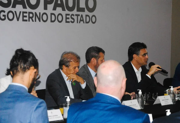 サンパウロ州知事はロテ ノロエステのエコードヴィアスへの譲歩を承認した 2022年12月1日 ブラジルのサンパウロ州 サンパウロ州知事ロドリゴ ガルシアは Ecorodovias Concessions ServiceにLoteamento Noroestを授与する式典中に — ストック写真