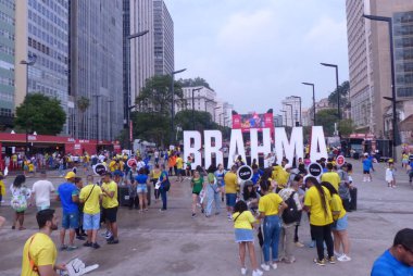 2 Aralık 2022, Sao Paulo, Brezilya: Hayranlar Dünya Kupası G Grubu için geçerli olan Kamerun ile Brezilya arasındaki maçı izlemek için, Sao Paulo şehir merkezindeki Vale do Anhangabau 'da düzenlenen FIFA Fan Festivali' nde toplandılar. Oyun biter.