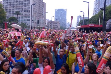 2 Aralık 2022, Sao Paulo, Brezilya: Hayranlar Dünya Kupası G Grubu için geçerli olan Kamerun ile Brezilya arasındaki maçı izlemek için, Sao Paulo şehir merkezindeki Vale do Anhangabau 'da düzenlenen FIFA Fan Festivali' nde toplandılar. Oyun biter.