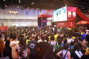 İzleyiciler ayrıca CCXP22 'de Brezilya ile Kamerun arasındaki maçı da izliyor. 2 Aralık 2022, Sao Paulo, Brezilya: CCXP 22 sırasında Katar Fifa Dünya Kupası G Grubu için Brezilya ile Kamerun arasında oynanan maçı da halk ekranlarda izlemektedir. 