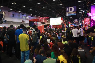 İzleyiciler ayrıca CCXP22 'de Brezilya ile Kamerun arasındaki maçı da izliyor. 2 Aralık 2022, Sao Paulo, Brezilya: CCXP 22 sırasında Katar Fifa Dünya Kupası G Grubu için Brezilya ile Kamerun arasında oynanan maçı da halk ekranlarda izlemektedir. 