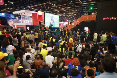 İzleyiciler ayrıca CCXP22 'de Brezilya ile Kamerun arasındaki maçı da izliyor. 2 Aralık 2022, Sao Paulo, Brezilya: CCXP 22 sırasında Katar Fifa Dünya Kupası G Grubu için Brezilya ile Kamerun arasında oynanan maçı da halk ekranlarda izlemektedir. 