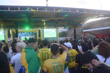 FIFA Dünya Kupası Katarı 2022: Taraftarlar, Natal kentinde Brezilya ile Kamerun arasında oynanan futbol maçını izliyor. 2 Aralık 2022, Natal, Rio Grande do Norte, Brezilya: Taraftarlar FIFA 'nın G Grubu' nda Brezilya ile Kamerun arasında oynanan futbol maçını takip ediyorlar. 