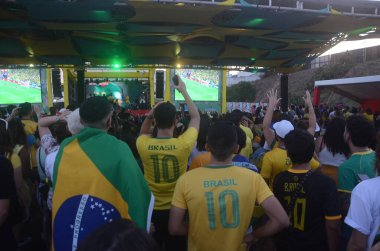 FIFA Dünya Kupası Katarı 2022: Taraftarlar, Natal kentinde Brezilya ile Kamerun arasında oynanan futbol maçını izliyor. 2 Aralık 2022, Natal, Rio Grande do Norte, Brezilya: Taraftarlar FIFA 'nın G Grubu' nda Brezilya ile Kamerun arasında oynanan futbol maçını takip ediyorlar. 