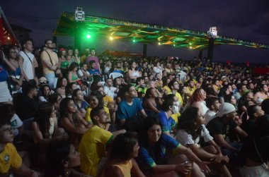 FIFA Dünya Kupası Katarı 2022: Taraftarlar, Natal kentinde Brezilya ile Kamerun arasında oynanan futbol maçını izliyor. 2 Aralık 2022, Natal, Rio Grande do Norte, Brezilya: Taraftarlar FIFA 'nın G Grubu' nda Brezilya ile Kamerun arasında oynanan futbol maçını takip ediyorlar. 