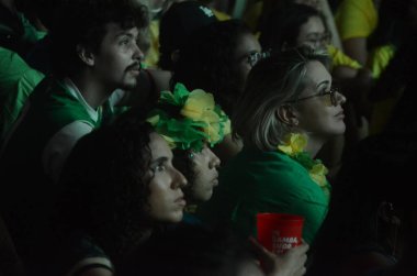 FIFA Dünya Kupası Katarı 2022: Taraftarlar, Natal kentinde Brezilya ile Kamerun arasında oynanan futbol maçını izliyor. 2 Aralık 2022, Natal, Rio Grande do Norte, Brezilya: Taraftarlar FIFA 'nın G Grubu' nda Brezilya ile Kamerun arasında oynanan futbol maçını takip ediyorlar. 