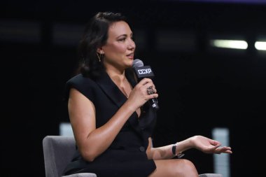 Amazon Prime Video 'dan Perifericos serisinin yıldızları CCXP' deki panele katılırlar. 3 Aralık 2022, Sao Paulo, Brezilya: Amerikalı senarist Lisa Joy ve başrol oyuncusu Chlo Grace Moretz, Perifericos serisinden.