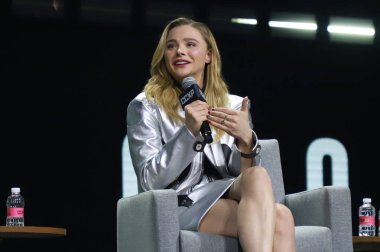 Amazon Prime Video 'dan Perifericos serisinin yıldızları CCXP' deki panele katılırlar. 3 Aralık 2022, Sao Paulo, Brezilya: Amerikalı senarist Lisa Joy ve başrol oyuncusu Chlo Grace Moretz, Perifericos serisinden.