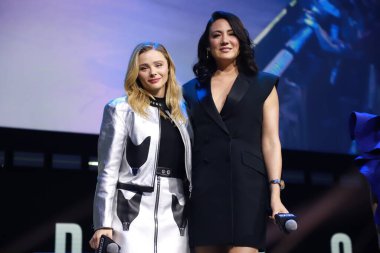 Amazon Prime Video 'dan Perifericos serisinin yıldızları CCXP' deki panele katılırlar. 3 Aralık 2022, Sao Paulo, Brezilya: Amerikalı senarist Lisa Joy ve başrol oyuncusu Chlo Grace Moretz, Perifericos serisinden.