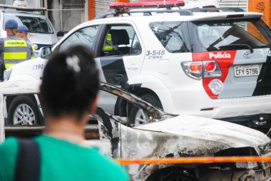 Suçlular Sao Paulo 'da bir otobüs ve iki arabayı ateşe verdiler. 5 Aralık 2022, Sao Paulo, Brezilya: Pazartesi günü, Sao Paulo 'nun güney bölgesindeki Parque Residencial Cocaia' daki bir süpermarkette ATM 'leri soyma girişimi sırasında,)