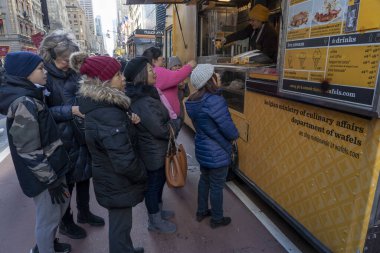Beşinci Cadde Arabasız Gidiyor. Holiday Season Open Streets Programı Pazar günü açılıyor. Aralık 04, 2022, New York, New York, ABD: Bu pazar, Beşinci Cadde, 