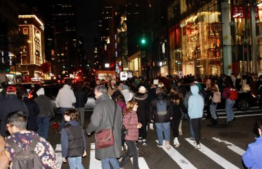 (New York 'un Beşinci Bulvarı Aralık' ta Arabasız Kalacak. 4 Aralık 2022, New York, ABD: Manhattan 'daki ünlü beşinci cadde ilk kez Aralık 2022' de üç Pazar günü araçlar için kapatılacak.