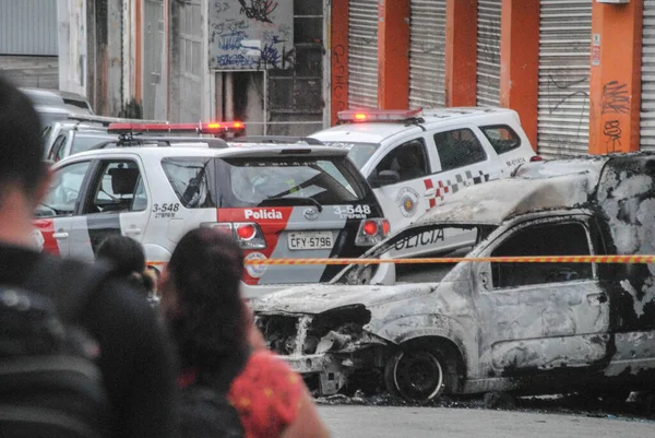 犯罪者はサンパウロでバスと2台の車に火をつけた 2022年12月5日ブラジル サンパウロ 月曜日に サンパウロの南ゾーンのパーク レジデンシャル コカイアのスーパーマーケットでAtmを強盗しようとしたとき — ストック写真