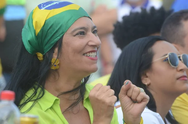 球迷们正在观看巴西和韩国之间的世界杯16轮比赛 2022年12月5日 巴西北里约格朗德的纳塔尔 球迷们关注着巴西和韩国之间的足球比赛 参加2022年世界杯足球赛 — 图库照片