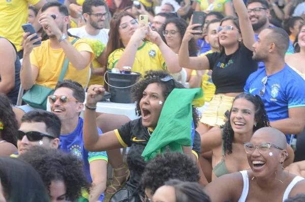 Penggemar Menonton Pertandingan Antara Brasil Dan Korea Untuk Babak Besar — Stok Foto