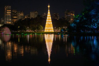 Sao Paulo 'daki Ibirapuera Parkı' nda Noel Ağacı. 8 Aralık 2022, Sao Paulo, Brezilya: Sao Paulo 'nun güney bölgesindeki Ibirapuera Park' taki geleneksel Noel ağacının manzarası. Noel ağacı 55 metre yüksekliğinde ve her gün aydınlanıyor.