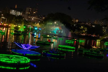 Sao Paulo 'daki Ibirapuera Parkı' nda Noel Ağacı. 8 Aralık 2022, Sao Paulo, Brezilya: Sao Paulo 'nun güney bölgesindeki Ibirapuera Park' taki geleneksel Noel ağacının manzarası. Noel ağacı 55 metre yüksekliğinde ve her gün aydınlanıyor.