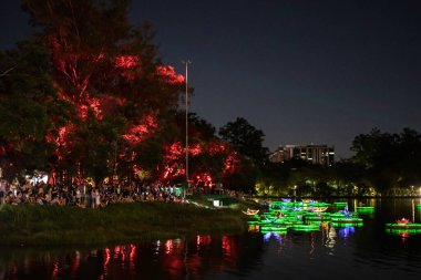 Sao Paulo 'daki Ibirapuera Parkı' nda Noel Ağacı. 8 Aralık 2022, Sao Paulo, Brezilya: Sao Paulo 'nun güney bölgesindeki Ibirapuera Park' taki geleneksel Noel ağacının manzarası. Noel ağacı 55 metre yüksekliğinde ve her gün aydınlanıyor.