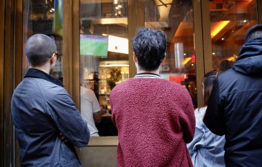 FIFA 2022 Dünya Kupası-Arjantinli taraftarlar Arjantin 'e karşı Hollanda çeyrek final maçını New York' ta izlediler. 9 Aralık 2022, New York, ABD: Bazı Arjantinli taraftarlar Arjantin 'e karşı Hollanda çeyrek final maçını Manhattan' daki Joyce Public House barında izlediler