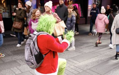Santacon 2022 NYC. 10 Aralık 2022 'de, New York, ABD: SantaCon, Noel Baba kostümlerini giyip sokaklarda gezen birçok insanın Noel Baba kostümlerini giydiği, yılda bir kez yapılan, politik olmayan, anlamsız bir Noel Baba kongresidir.