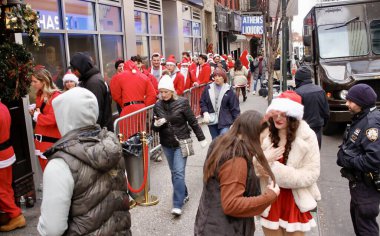 Santacon 2022 NYC. 10 Aralık 2022 'de, New York, ABD: SantaCon, Noel Baba kostümlerini giyip sokaklarda gezen birçok insanın Noel Baba kostümlerini giydiği, yılda bir kez yapılan, politik olmayan, anlamsız bir Noel Baba kongresidir.